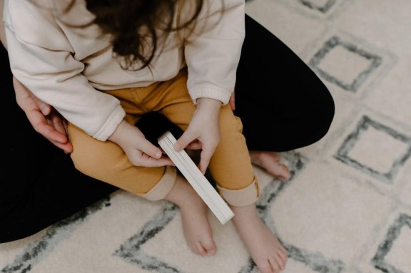 how do montessori schools teach reading